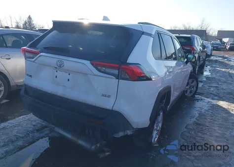 2021 Toyota Rav4 Xle z USA, uszkodzony, nr VIN 2T3W1RFV0MC106319